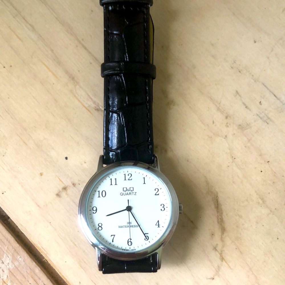 Q&Q white face with black alligator 🐊 grain leather strap watch